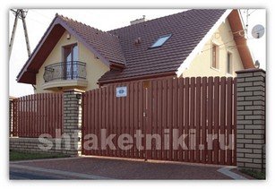 Штакетник для забора под дерево в Омске