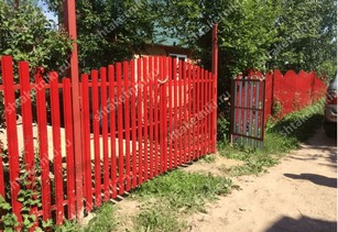 Забор евроштакетник горокой в Омске цвет рубин