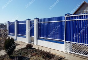 Фото забора из синего штакетника в Омске